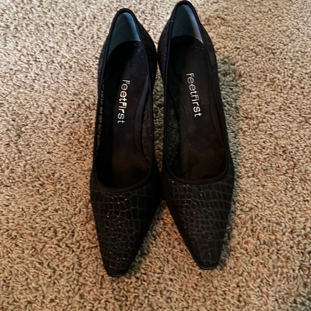 Black, sparkly pumps